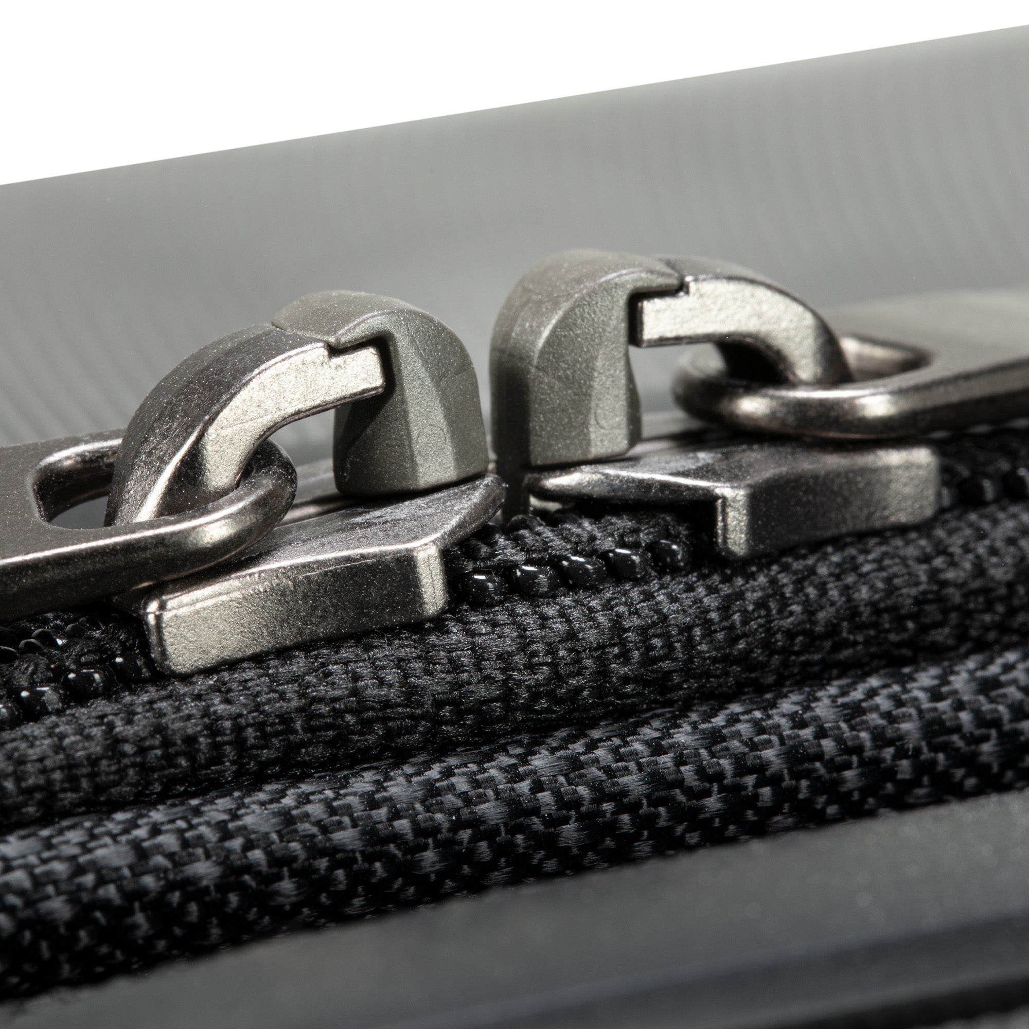 Lockable zippers